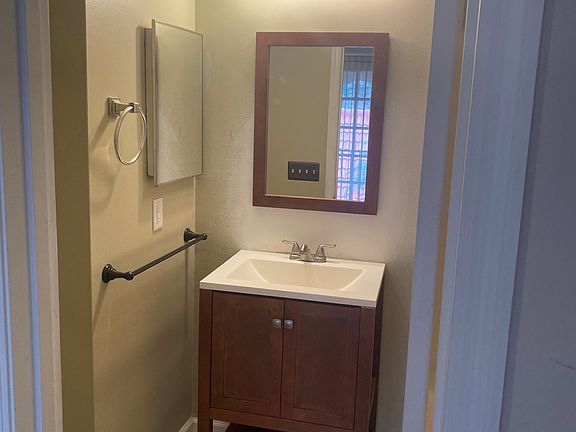 En suite bath for second bedroom