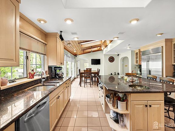 5th image of 8 Crommelin Ct