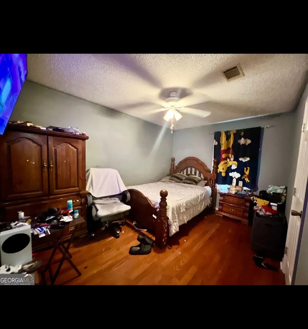 4 bed, 1817 sqft, $2,100 — Photo 2