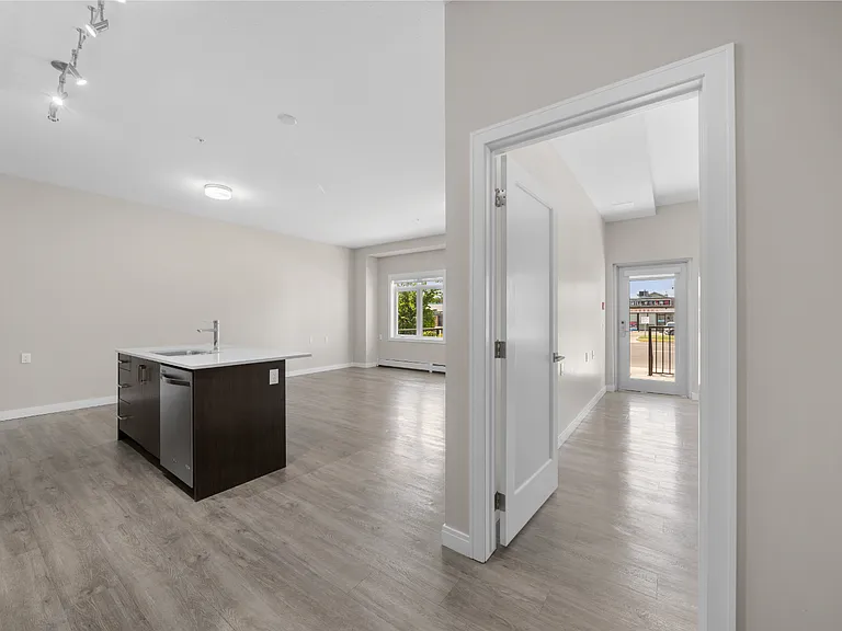2110 Centre St N — Photo 16