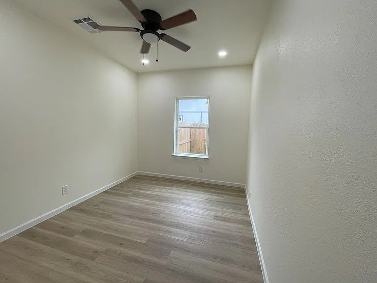 610 Pecan Valley Dr — Photo 3