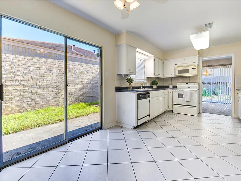 1927 Ash Meadow Dr — Photo 11