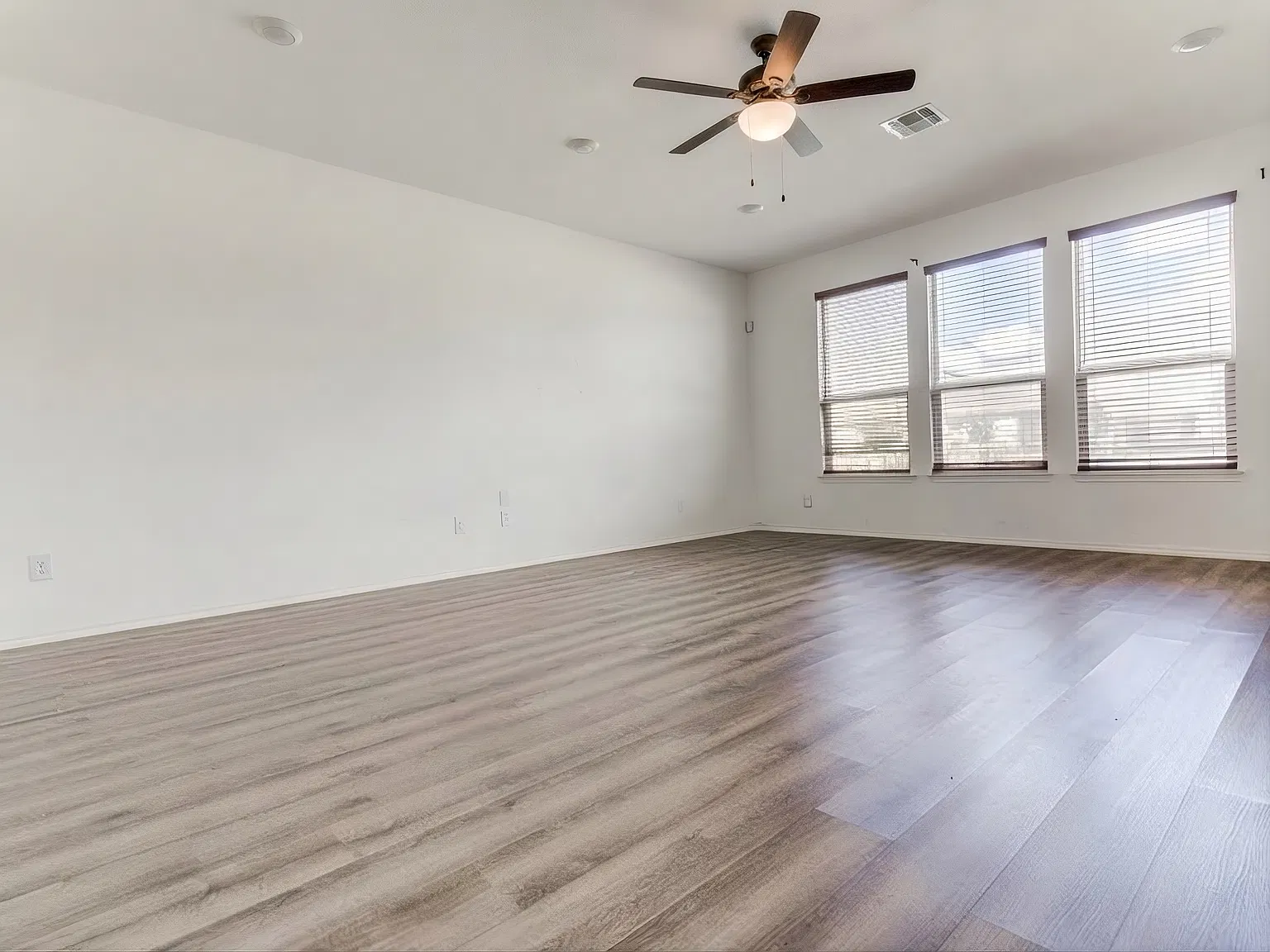 4 bed, 2.5 bath, 3401 sqft, $2,980 — Photo 4