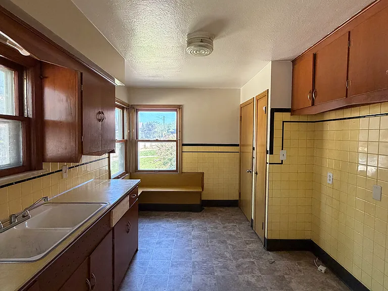 4052 Washington Park Blvd — Photo 4