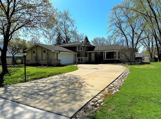 7447 W Manitoba Dr, Palos Heights, IL 60463