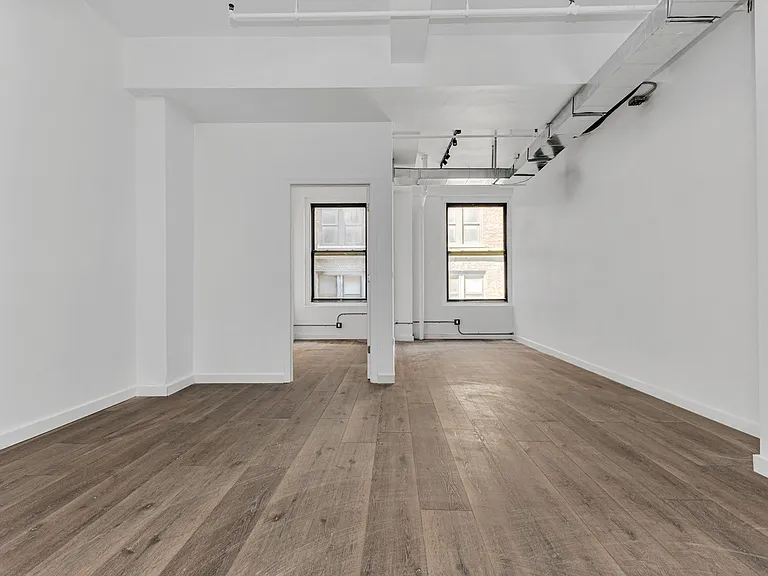 255 W 36th St #1006 — Photo 1