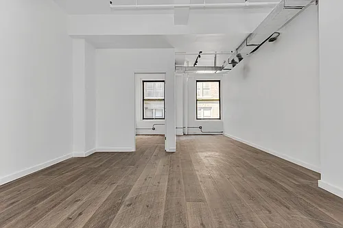 255 W 36th St #1006 Photo 1