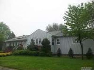 8 Murray Dr, Westbury, NY 11590