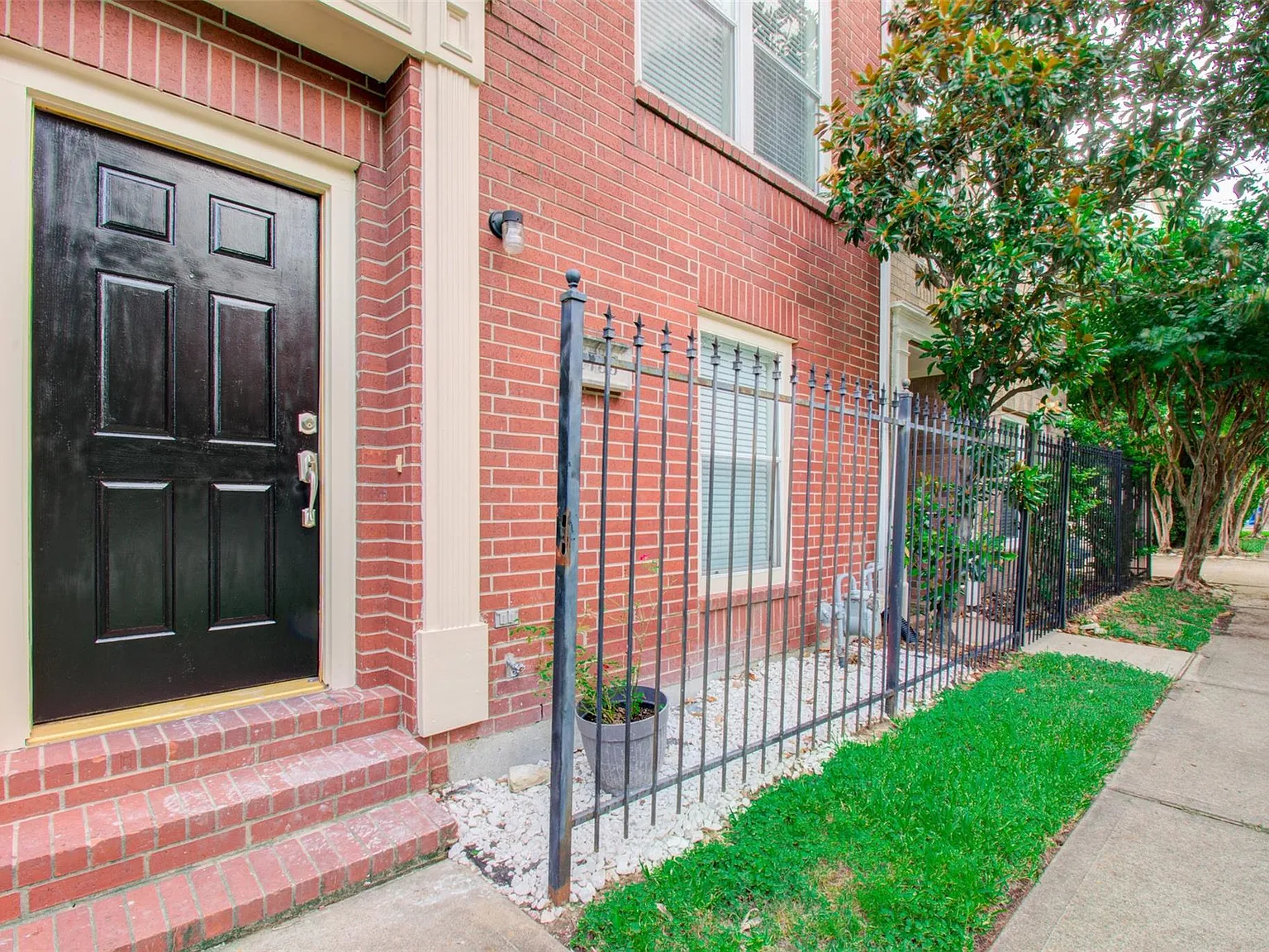 3 bed, 3.0 bath, 1962 sqft, $2,800 — Photo 3