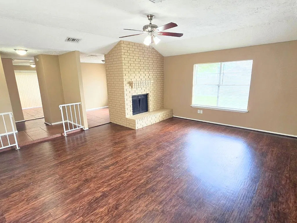 423 N Compass Rose Circle, Crosby — Photo 3