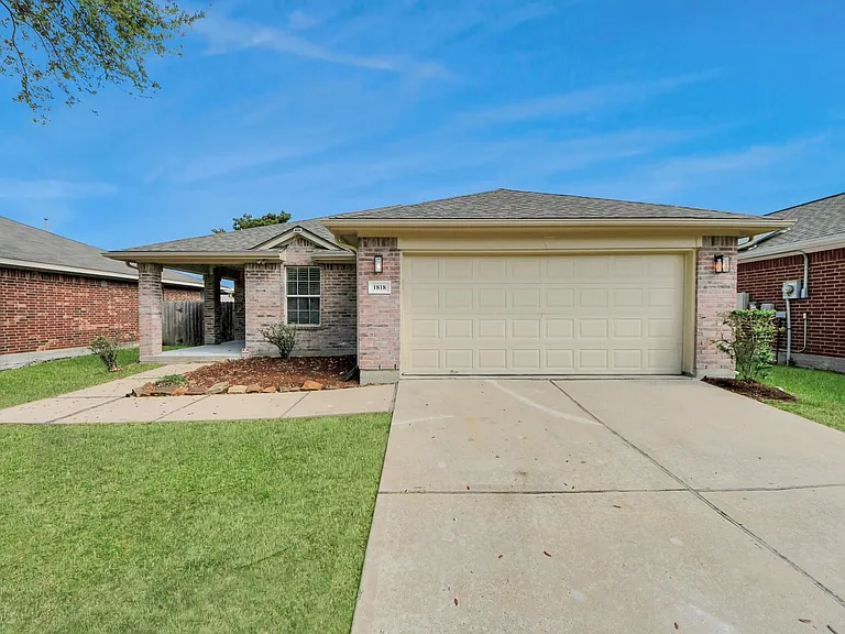 1818 Fergus Park Ct — Photo 1
