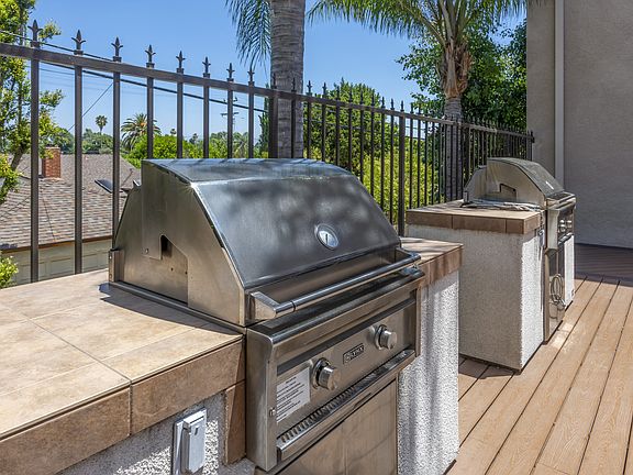 Apartments in Valley Village, CA - Outdoor Grilling Area