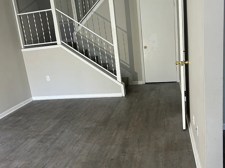 748 Elaine St — Photo 3