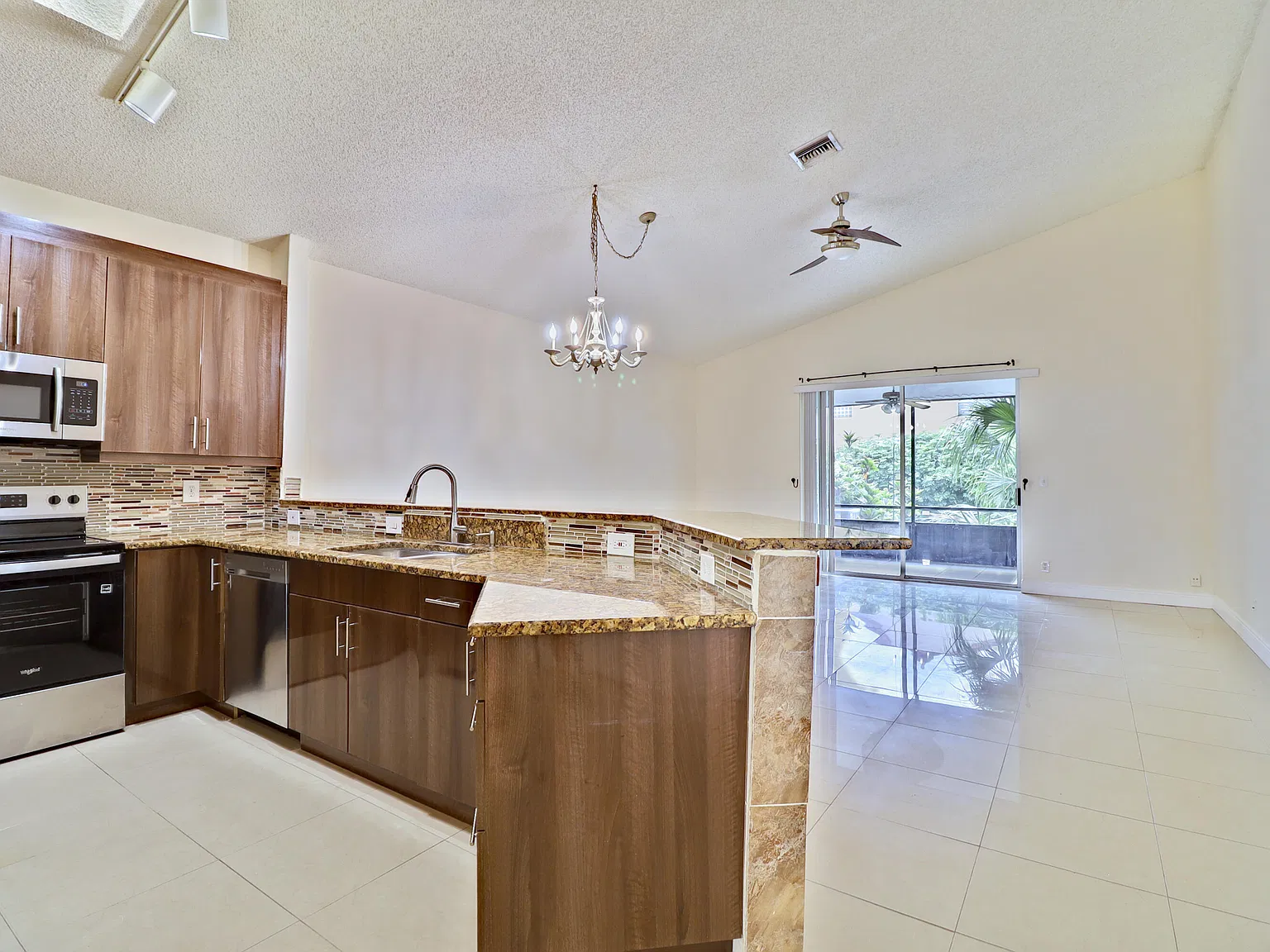 3 bed, 2.0 bath, 1379 sqft, $3,000 — Photo 4