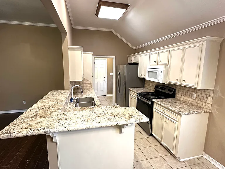 1621 Williamsburg Dr — Photo 6