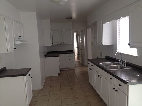 2nd image of 3102 N Roseway Dr