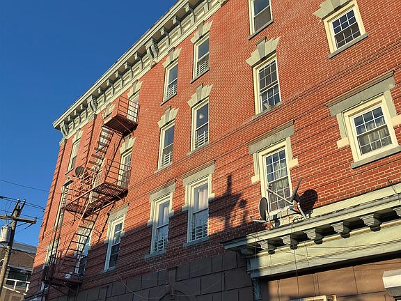 2nd image of 372 Communipaw Ave APT 3R