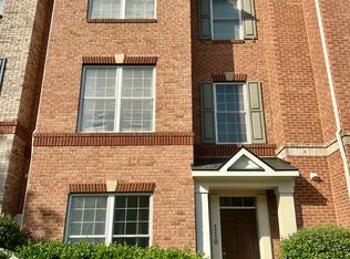 110 Quietwalk Ln, Herndon, VA 20170