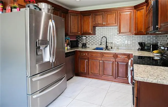 1522 Maplewood Dr — Photo 4