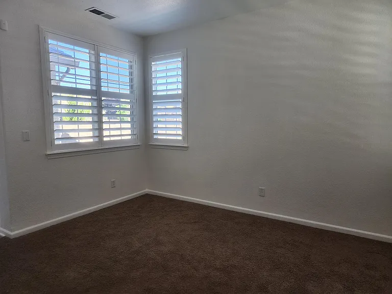 1086 Silver Coyote Dr — Photo 3