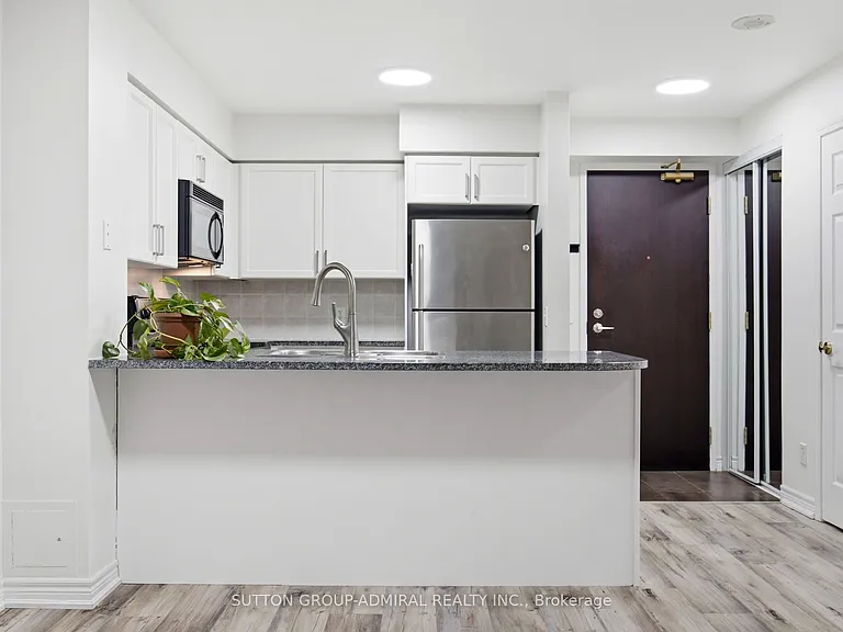30 Grand Trunk Cres #309 — Photo 12