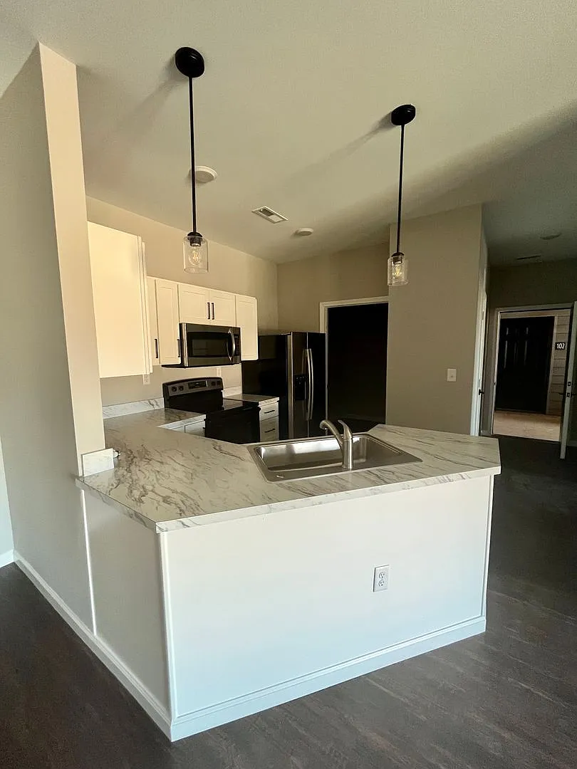 2 bed, $1,570 — Photo 2