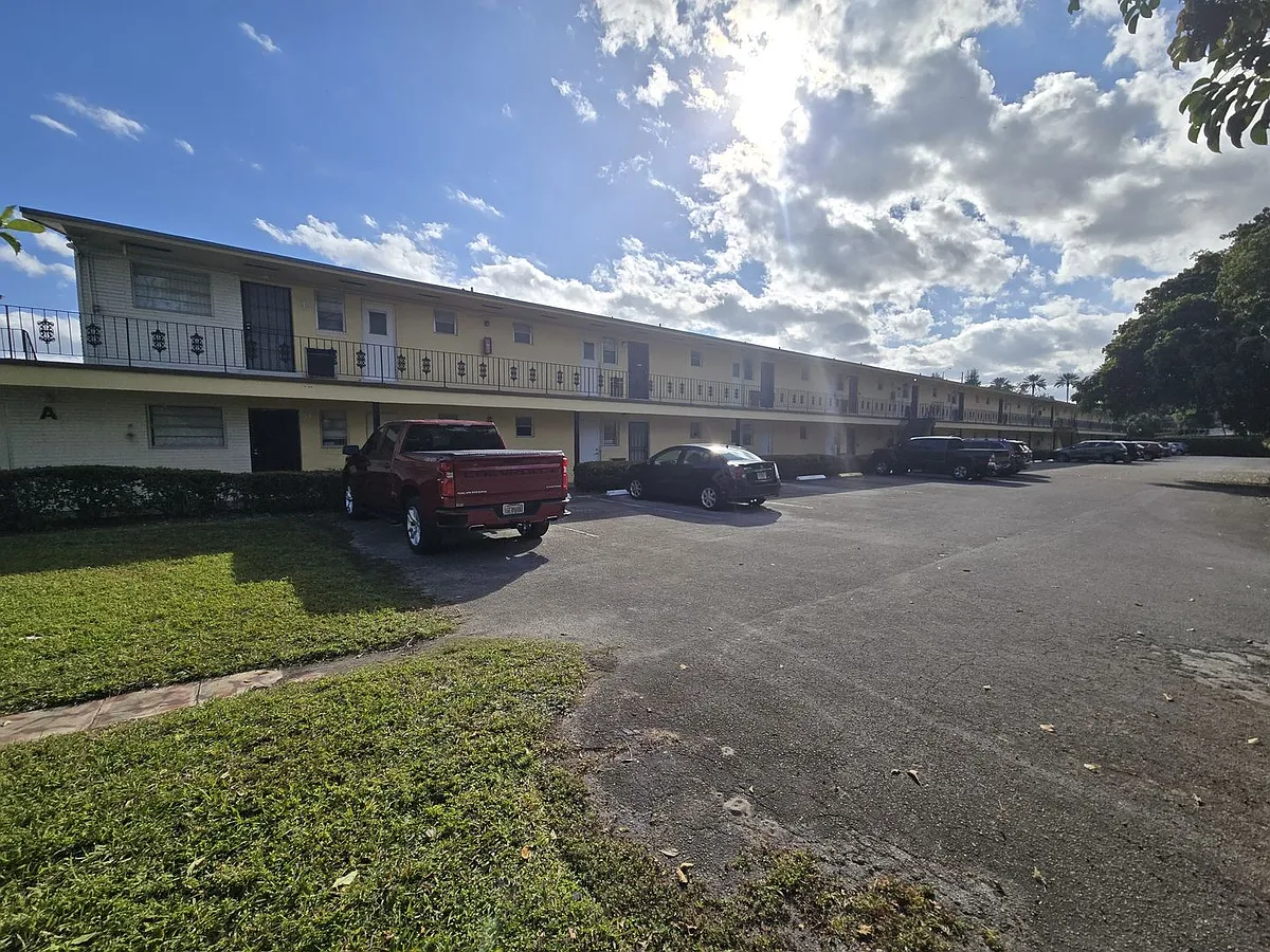 Photo 1 of 47 - 2800 NE 203rd St #24 - Miami, FL Primary Photo - 2800 NE 203rd St #24
