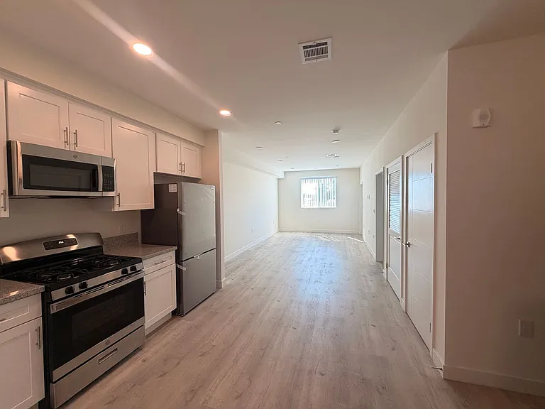 YaYa Glenoaks, LLC — Photo 18
