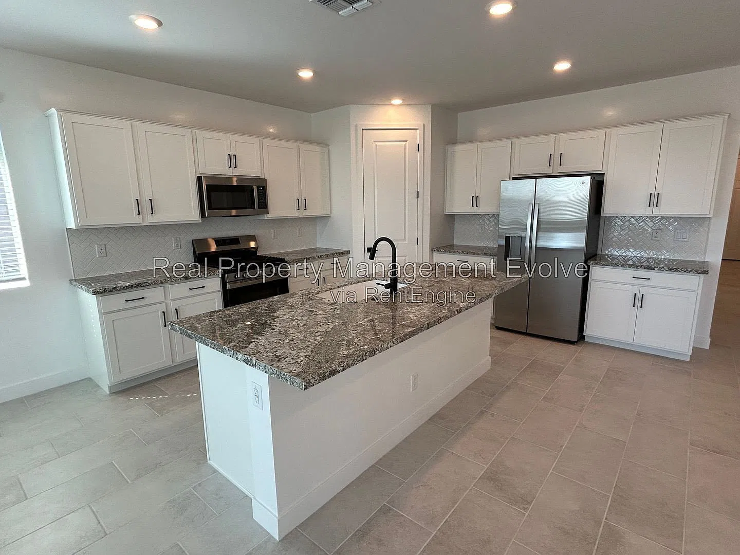 4 bed, 2.5 bath, 2113 sqft, $2,300 — Photo 4