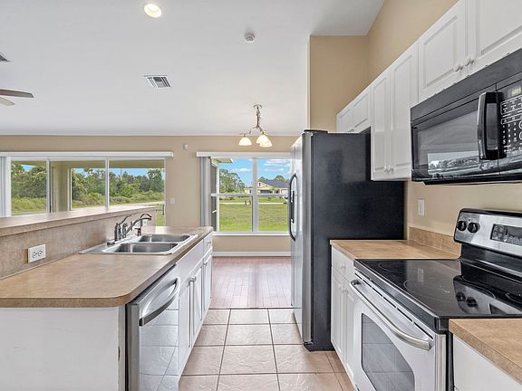 4th image of 4417 NE 14th Pl