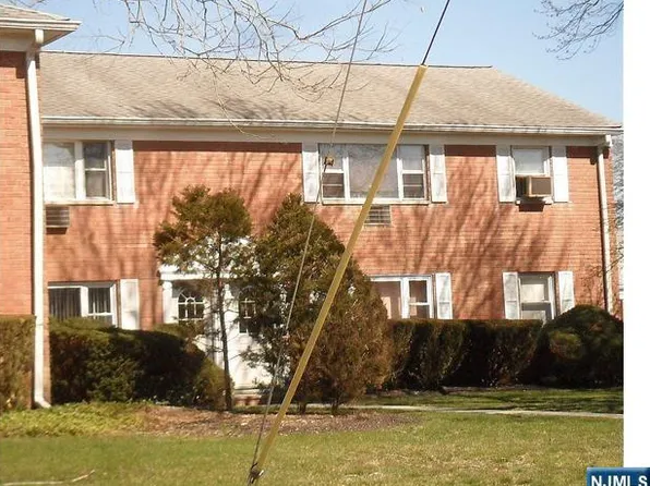 76 Manchester Ct, Wayne, NJ 07470