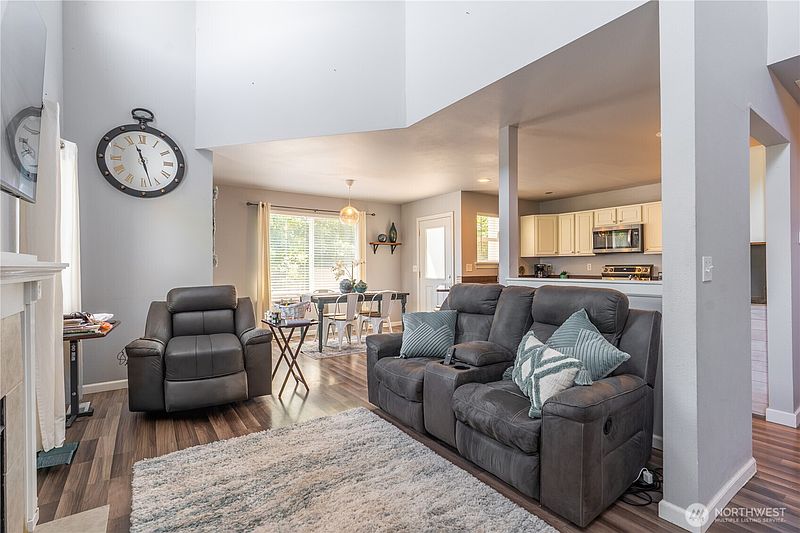 3rd image of 10906 181st Avenue Pl E