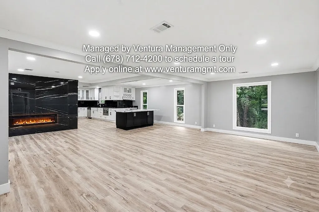 6 bed, 4272 sqft, $4,900 — Photo 2