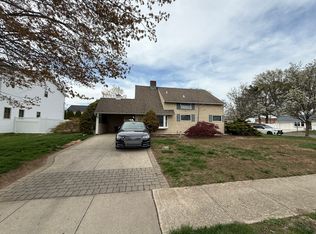 70 Lantern Rd, Hicksville, NY 11801