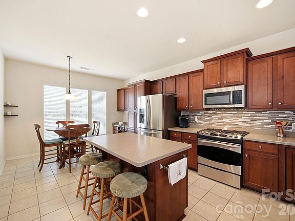 2nd image of 4014 Twiddy St