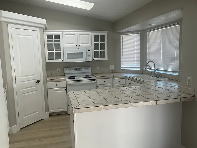 Comstock Dr — Photo 6
