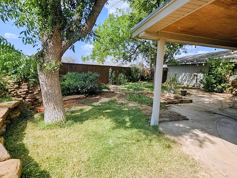 2402 Emerson Ct — Photo 24
