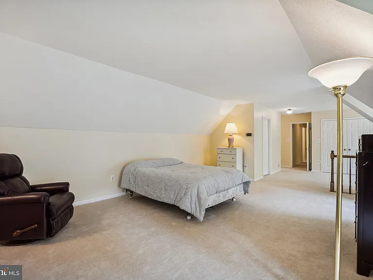 9708 Locust Hill Dr — Photo 26