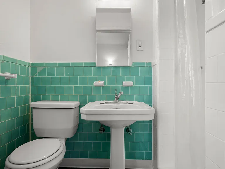 1857 N Wilton Pl — Photo 7