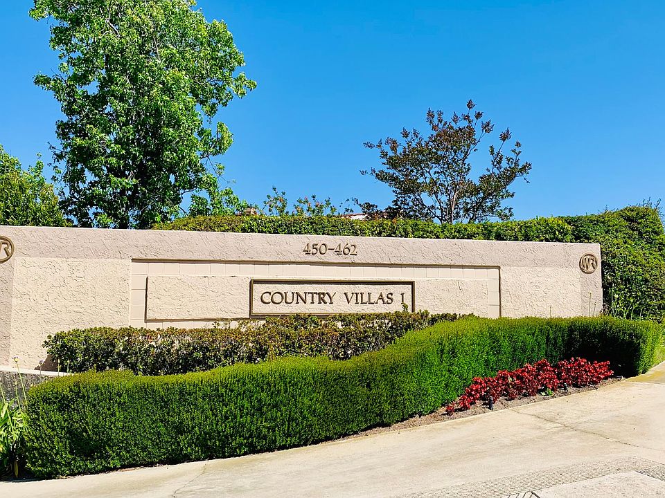 Location - location - location. Walk to Starbucks, Postal annex, restaurants, parks, tennis and golf.