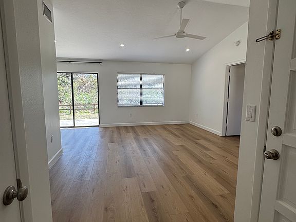 4th image of 1154 Deer Hollow Blvd