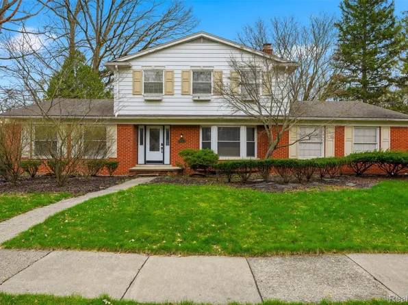 27772 Santa Barbara Dr, Lathrup Village, MI 48076