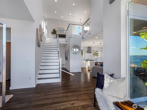3rd image of 6720 Soundview Drive NE