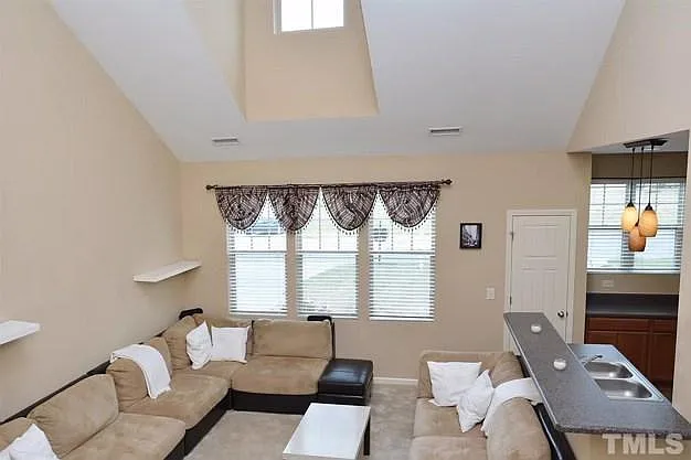 215 Crosby Ln — Photo 5