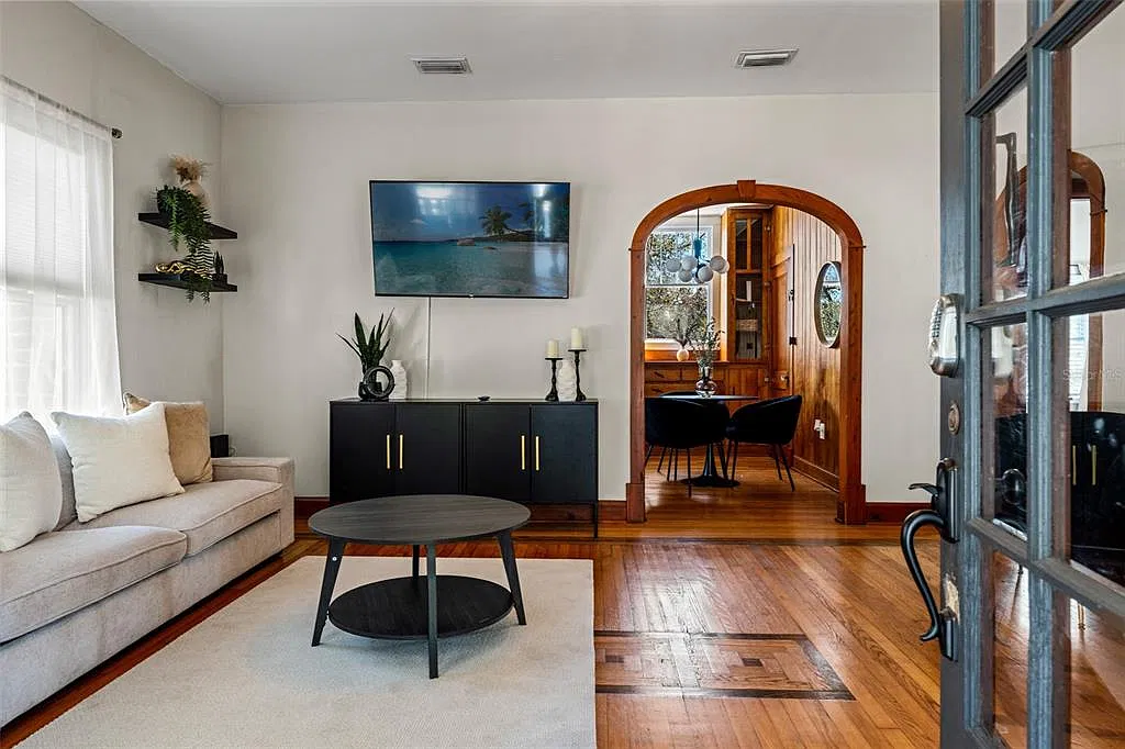 2 bed, 1.0 bath, 996 sqft, $1,350 — Photo 2