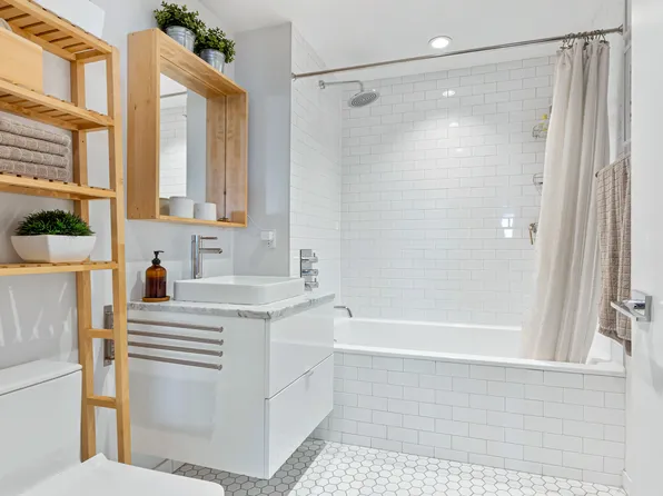 651 New York Avenue image 8 of 9