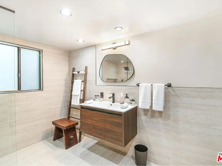 3200 Primera Ave — Photo 20