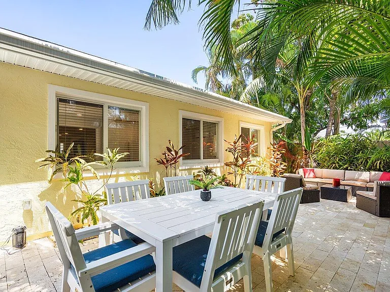 671 Lindell Blvd — Photo 38