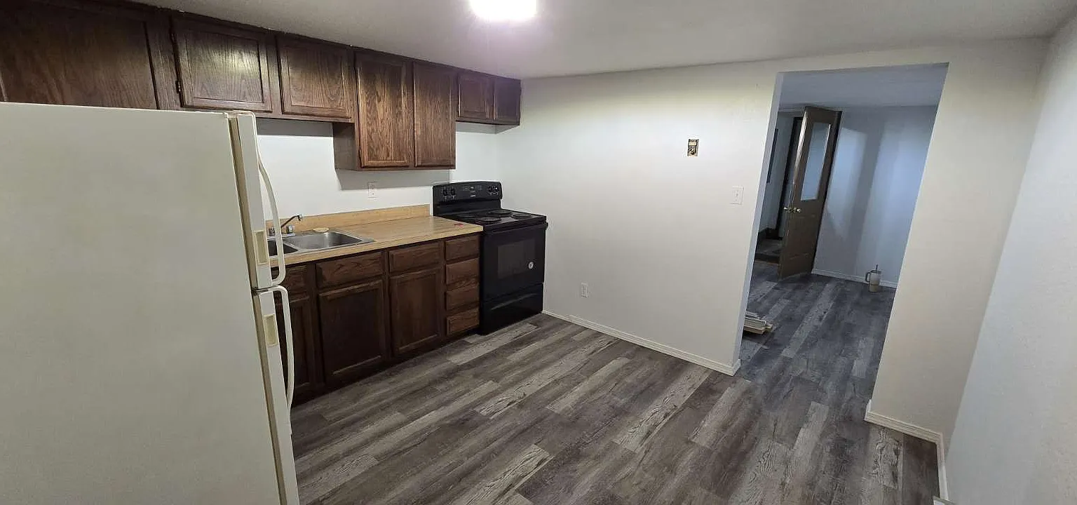 2 bed, 812 sqft, $900 — Photo 2