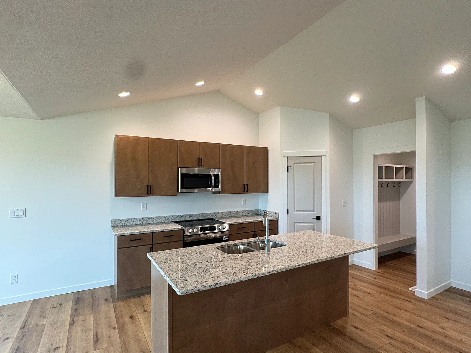 5 bed, 3210 sqft, $4,025 — Photo 3